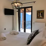 κόρυς * Karpenísion